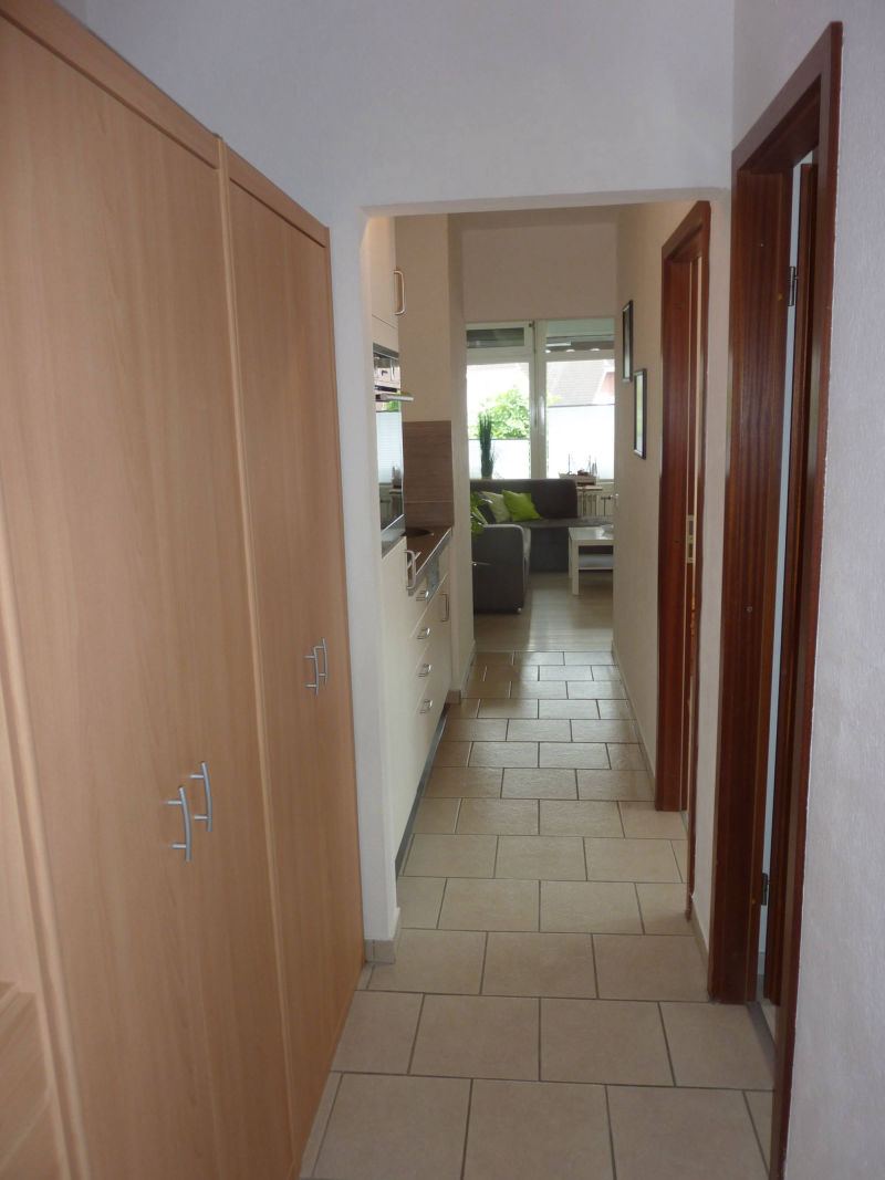 Flur mit Schrank Blick in Richtung Wohnzimmer