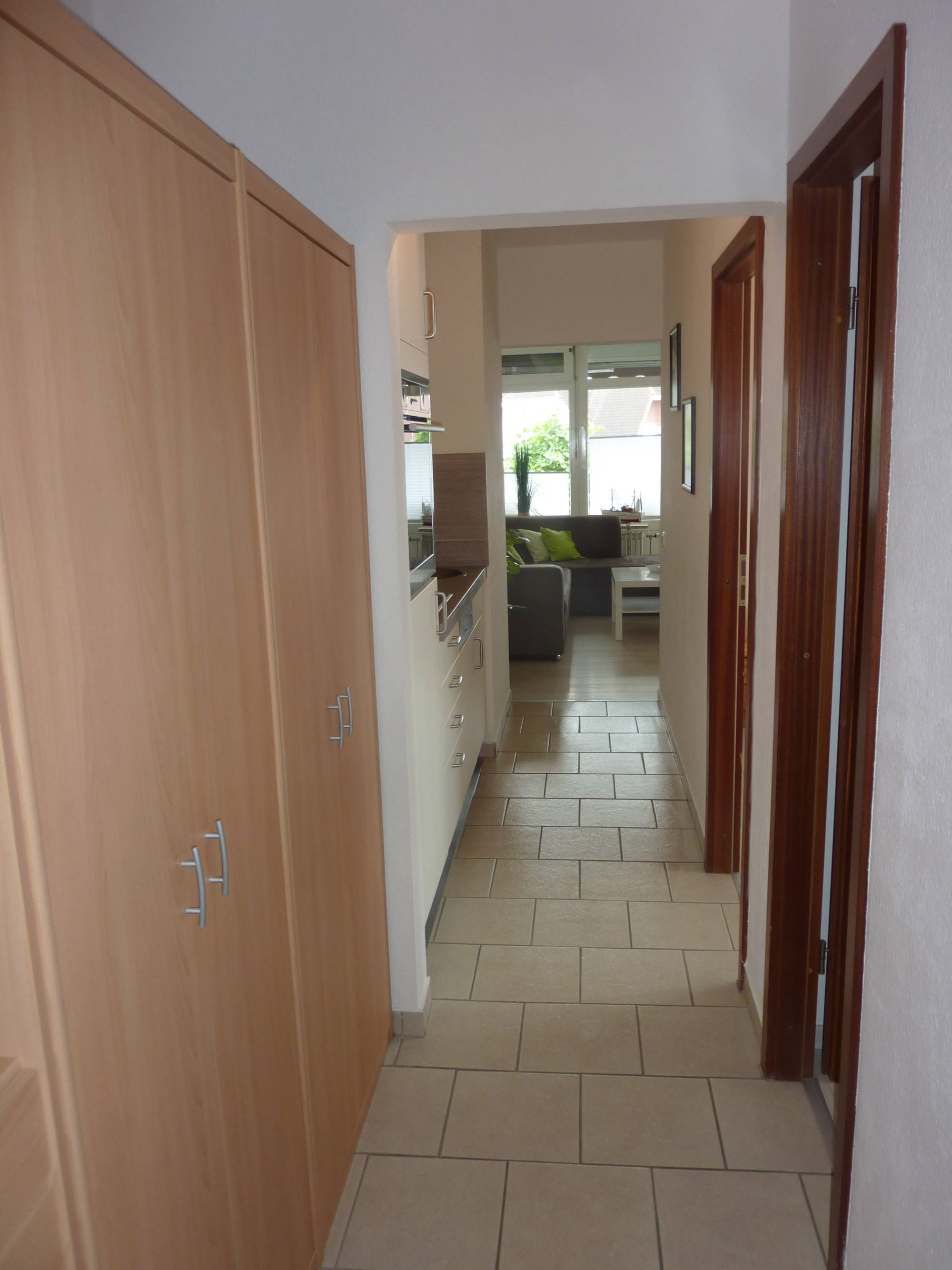 Flur mit Schrank Blick in Richtung Wohnzimmer
